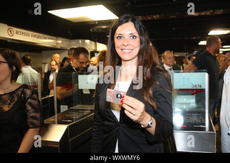 Ab heute ist es möglich, den Zugriff auf die METROPOLITANES mit kontaktlosen Zahlungskarten direkt an die Drehmaschine mit KEINE NOTWENDIGKEIT MEHR FÜR DAS TICKET. Das PROJEKT WIRD DURCH DIE ATAC, MIT DER MASTERCARD ZUSAMMENARBEIT. Im Foto mit dem AUFTRAGGEBER DER STADT IN BEWEGUNG LINDA MELEO und die KONTAKTKARTE (CLAUDIO SISTO/Fotogramma, Rom - 2019-09-18) p.s. La foto e 'utilizzabile nel rispetto del contesto in Cui e' Stata scattata, e senza intento diffamatorio del decoro delle Persone rappresentate Stockfoto