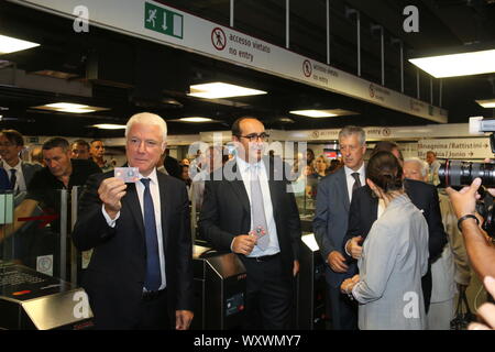 Ab heute ist es möglich, den Zugriff auf die METROPOLITANES mit kontaktlosen Zahlungskarten direkt an die Drehmaschine mit KEINE NOTWENDIGKEIT MEHR FÜR DAS TICKET. Das PROJEKT WIRD DURCH DIE ATAC, MIT DER MASTERCARD ZUSAMMENARBEIT. Auf dem FOTO DER PRÄSIDENT ATAC PAOLO SIMIONI UND DEN COUNTRY MANAGER ITALIA MICHELE CENTEMERO (CLAUDIO SISTO/Fotogramma, Rom - 2019-09-18) p.s. La foto e 'utilizzabile nel rispetto del contesto in Cui e' Stata scattata, e senza intento diffamatorio del decoro delle Persone rappresentate Stockfoto