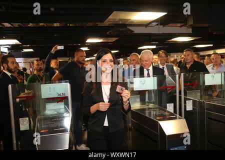 Ab heute ist es möglich, den Zugriff auf die METROPOLITANES mit kontaktlosen Zahlungskarten direkt an die Drehmaschine mit KEINE NOTWENDIGKEIT MEHR FÜR DAS TICKET. Das PROJEKT WIRD DURCH DIE ATAC, MIT DER MASTERCARD ZUSAMMENARBEIT. Im Foto mit dem AUFTRAGGEBER DER STADT IN BEWEGUNG LINDA MELEO (CLAUDIO SISTO/Fotogramma, Rom - 2019-09-18) p.s. La foto e 'utilizzabile nel rispetto del contesto in Cui e' Stata scattata, e senza intento diffamatorio del decoro delle Persone rappresentate Stockfoto