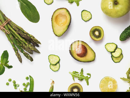 Grüne Gemüse und Früchte auf dem weißen Hintergrund, Ansicht von oben. Gesunde Ernährung Konzept. Stockfoto