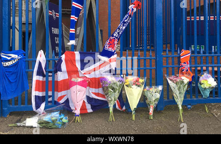 Tribute sind vor den Toren von Ibrox im Gedächtnis des ehemaligen Förster Spieler Fernando Ricksen links. Stockfoto