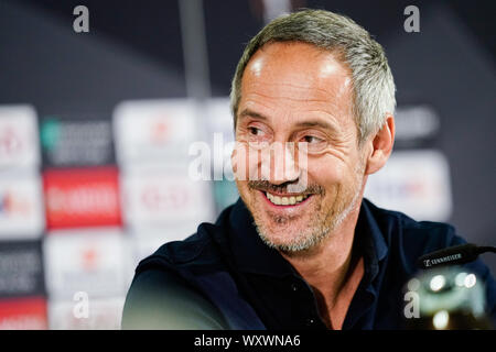 18. September 2019, Hessen, Frankfurt/Main: Fußball: Europa League, Eintracht Frankfurt - FC Arsenal London, Gruppenphase, Gruppe F, Pressekonferenz, in der Commerzbank-Arena. Frankfurt Trainer Adi Hütter lacht. Foto: Uwe Anspach/dpa Stockfoto