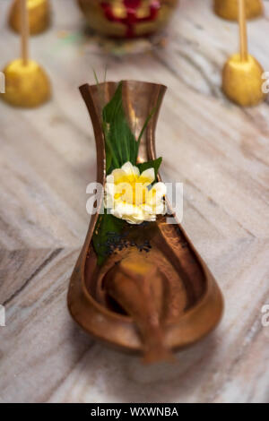 Kosha Kushi - Eine indisch-hinduistischen Pooja oder puja Rituals Ausrüstung für die heiligen Wasser oder Ganga shanti Jal verwendet. Stockfoto