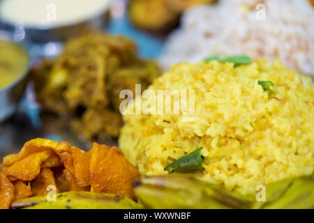 Puja essen Thali mit verschiedenen Arten von traditionellen Bengali Gerichte wie khichdi, pulao, Curry, payesh und einige Pommes. Hintergrundbild für puja Prasad Stockfoto