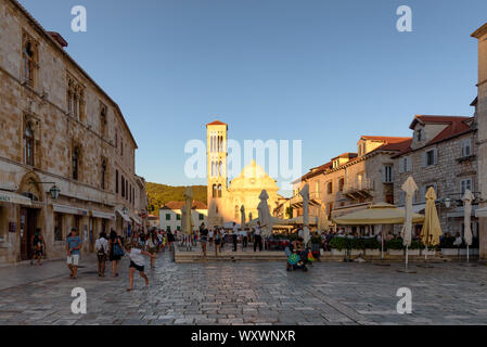 St. Stephen's Square (Trg Sv. Stjepana) im Zentrum von Hvar, Kroatien am Goldenen Stunde Stockfoto