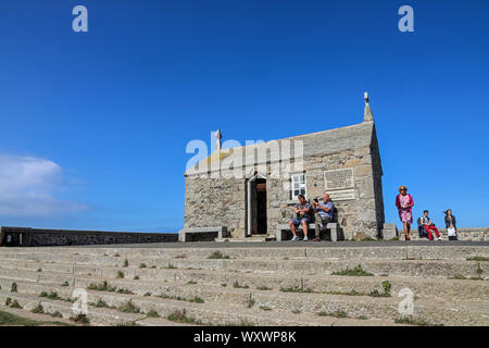 Besucher rest Neben der Nikolauskapelle auf der 'Insel' in St Ives in Cornwall. Stockfoto