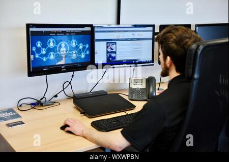 Büro, officework, officemeeting, Konferenz, Arbeit, Kommunikation, Hinweis, botebook, mobil, Smartphone, Schreibtisch, Tisch, Geschäft, Finanzen, Buchhaltung, Geld. Stockfoto