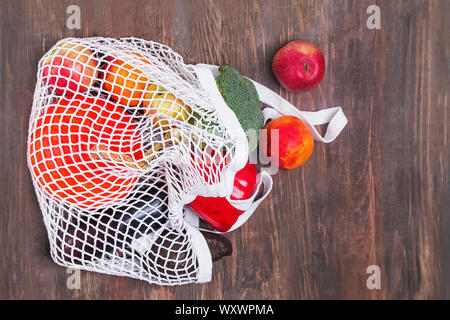 Obst und Gemüse vom Wochenmarkt in wiederverwendbaren Shopping Bag auf dem hölzernen Tisch, oben ivew Stockfoto