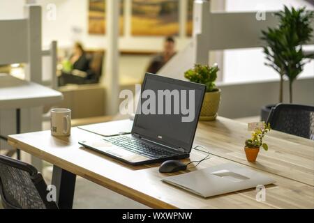 Büro, officework, officemeeting, Konferenz, Arbeit, Kommunikation, Hinweis, botebook, mobil, Smartphone, Schreibtisch, Tisch, Geschäft, Finanzen, Buchhaltung, Geld. Stockfoto
