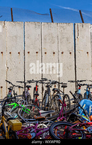 Die Erhaltung der Umwelt, Europa, Horizontal, Hinweisschild, hergestellte Objekt, Fahrrad, Radfahren, Reparieren, Einstellen, älterer Erwachsener, Reinigung, Stockfoto