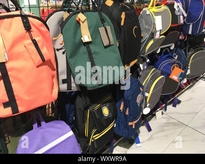 Reihe der Schule Taschen und Rucksäcke im Einkaufszentrum hängen Stockfoto