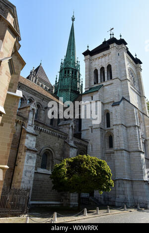 Fassade der Kathedrale Saint Pierre in Genf, Schweiz, heute der Schweizer Reformierten Kirche. Stockfoto