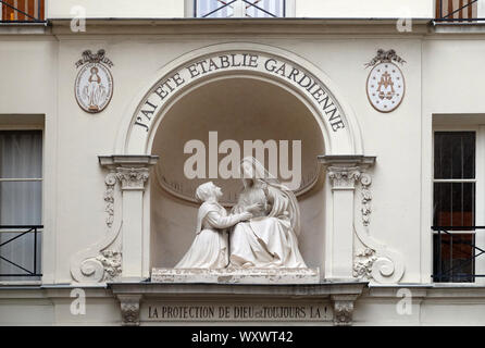 Statue des Hl. Katharina und die Jungfrau Maria außerhalb der Chapelle Notre Dame de la Medaille Miraculeuse in Paris, Frankreich Stockfoto