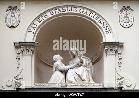 Statue des Hl. Katharina und die Jungfrau Maria außerhalb der Chapelle Notre Dame de la Medaille Miraculeuse in Paris, Frankreich Stockfoto