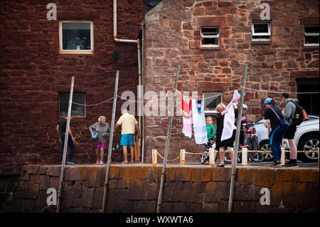 Menschen sammeln seine Kleidung von der Kleidung - Linie gerade vor einem Sturm kommt. North Berwick Sommer täglich Szenen und Landschaften. Stockfoto