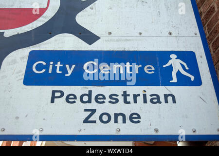 Schild in Hereford, England, was auf eine Fußgängerzone in der Innenstadt Stockfoto