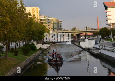 Auf dem Foto können wir die "Ria de Aveiro", wo die Boote namens 'Moliceiros' Fahrt mit dem Touristen sehen Stockfoto