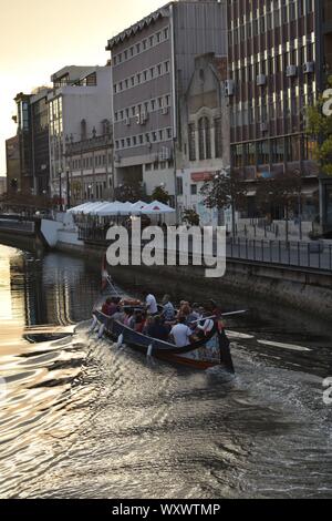 Auf dem Foto können wir die "Ria de Aveiro", wo die Boote namens 'Moliceiros' Fahrt mit dem Touristen sehen Stockfoto