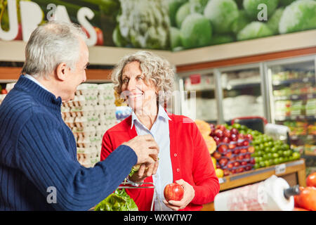 Senioren kaufen Obst und Gemüse in der Gemüseabteilung im Supermarkt Stockfoto