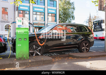 Die Stadt Cork, Cork, Irland. 18. September, 2019. Ein Volvo-SUV an eine Ladestation auf der South Mall in Cork, Irland verbunden. - Gutschrift; David Creedon Stockfoto