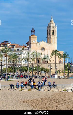 Menschen auf der Promenade in kleinen spanischen Dorf, Sitges. 11. 13. 2016 Spanien Stockfoto