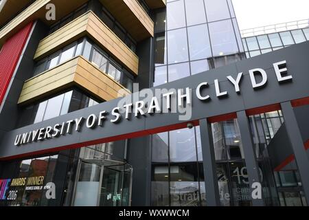 Hinweisschild am Eingang des öffentlichen Forschungsgebäudes der University of Strathclyde Business School in Glasgow, Schottland, Großbritannien, Europa Stockfoto