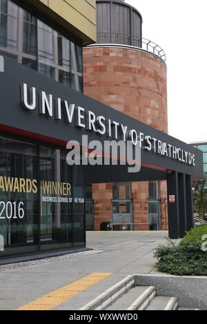 Hinweisschild am Eingang des öffentlichen Forschungsgebäudes der University of Strathclyde Business School in Glasgow, Schottland, Großbritannien, Europa Stockfoto