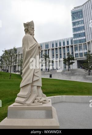 Eine Sandsteinstatue von St. Mungo außerhalb der Stadt Glasgow, Schottland, Großbritannien, Europa Stockfoto