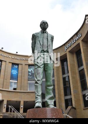 Statue des späten Arbeit MP und ehemalige erste Minister von Schottland Donald Dewar, die außerhalb der Royal Concert Hall in Glasgow, Schottland, Großbritannien steht. Stockfoto