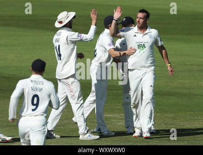 Hampshire Kyle Abbott (rechts) feiert die wicket von Somerset Dom Bess mit Captain James Vince bei Tag drei der Specsavers County Championship Division eine Übereinstimmung in der Ageas Schüssel, Southampton. Stockfoto