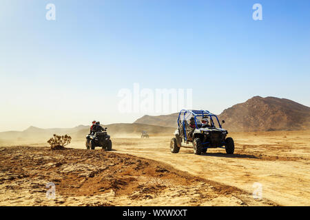 Merzouga, Marokko - Feb 24, 2016: Konvoi von Geländefahrzeugen (RZR, Quads und Motorräder) in Marokko Wüste in der Nähe von Matala. Merzouga ist berühmt für seine d Stockfoto