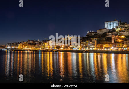 Nacht Skyline der Stadt von Porto in Portugal mit der Kathedrale und dem Bischofspalast Stockfoto