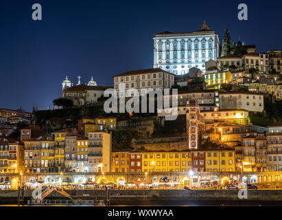 Nacht Skyline der Stadt von Porto in Portugal mit der Kathedrale und dem Bischofspalast Stockfoto