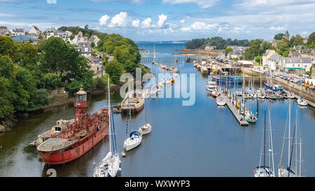 Douarnenez, der Port Rhu in der Bretagne, schöner Blick auf den Hafen, die mit modernen und alten Schiffen Stockfoto