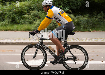 Erreichter Athlet, sein Fahrrad im Central Park, New York City, USA Stockfoto
