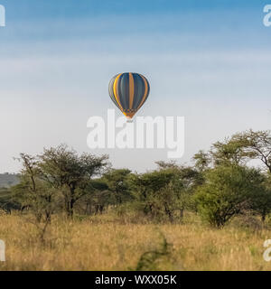 Luftballon über der Savanne im Serengeti-Reservat in Tansania bei Sonnenaufgang, afrikanisches Panorama Stockfoto