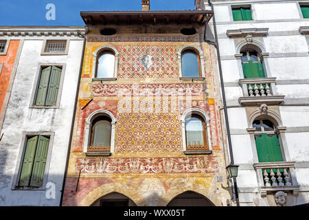 Juli 22, 2019 - Pordenone, Italien - Mittelalterliches Haus im Corso Vittorio Emanuele II, in Pordenone, Italien Stockfoto