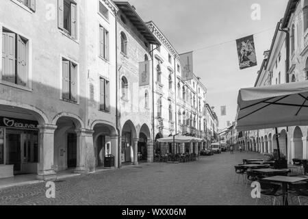 Juli 22, 2019 - Pordenone, Italien - Corso Vittorio Emanuele II, einen Blick auf die zentrale Straße in Pordenone, Italien Stockfoto