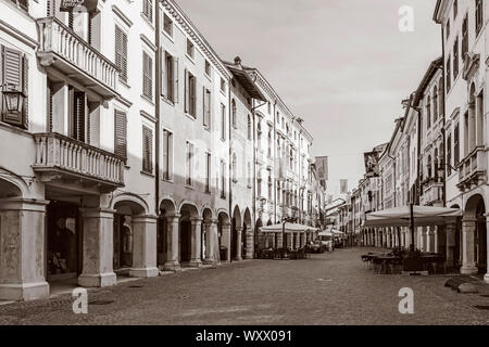 Juli 22, 2019 - Pordenone, Italien - Corso Vittorio Emanuele II, einen Blick auf die zentrale Straße in Pordenone, Italien Stockfoto