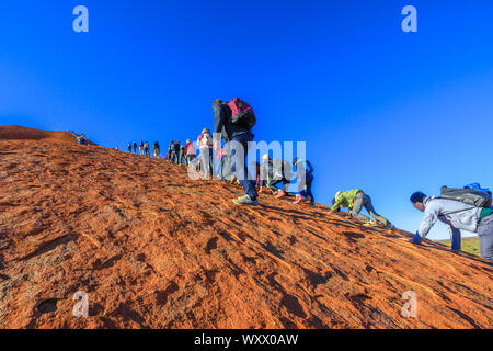 Uluru, Northern Territory, Australien - 23.August 2019: menschenmenge Klettern am Ayers Rock im Uluru - Kata Tjuta National Park vor dem 26. Oktober 2019 Stockfoto