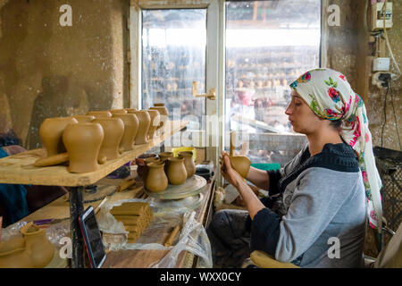 Kinik, bilecik/Türkei - September 08 2019: Woman's Hände Machen von keramischen Topf. Handwerkerin erstellen Töpferei arbeiten, Gestalten von Ton und Topf. Nahaufnahme Stockfoto