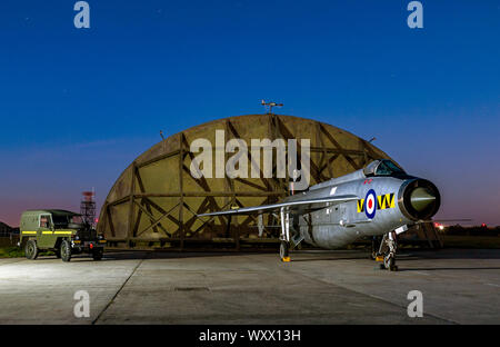 RAF Blitz XR768, nightshoot in Cornwall Aviation Heritage Center während der 'Blaue Stunde' Stockfoto