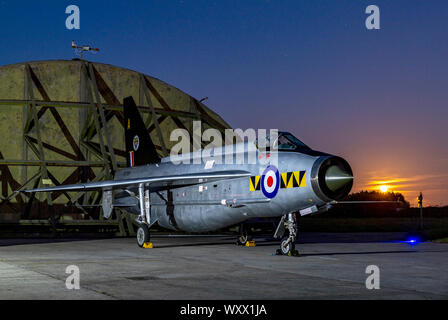 RAF Blitz XR768, Land Rover und Luftfahrt Fotografen, an einem nightshoot in Cornwall AHC bei Vollmond oft steigen, wie Ernte oder Mais Mond bekannt Stockfoto