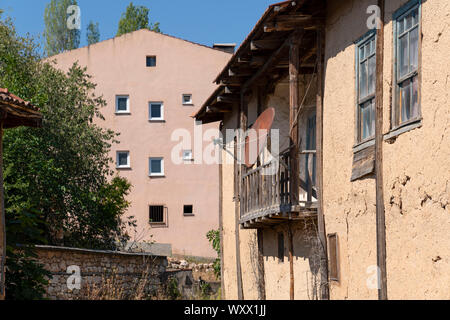 Verlassene Erde Haus mit alten rostigen Satellitenschüssel. Alten rostigen Sat-TV Geschirrspüler an der Wand des alten Hauses befestigt Stockfoto