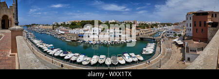 Der Parc de la Ciutadella, Menorca, Juli 8th, 2019: Panoramablick auf Yachten in Ciutadella Hafen festgemacht Stockfoto