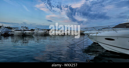 Panorama von Luxus Boote im Hafen bei Dämmerung Stockfoto