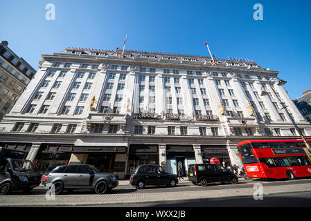 Strand Palace Hotel. Hotel im Art déco-Stil in The Strand, London, Großbritannien, mit schwarzen Taxis und einem roten Londoner Bus. Rote Telefonbox. Blauer Himmel Stockfoto