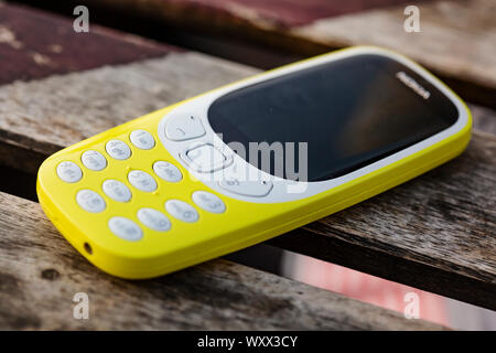 Prag, Tschechische Republik, 14. September 2019: Handy Nokia 3310 Gelb auf Tisch Stockfoto