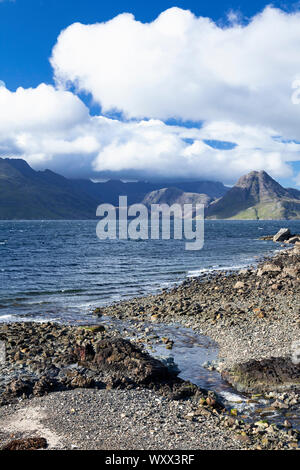 Großbritannien, Schottland, Innere Hebriden, Isle of Skye, Elgol, Loch Scavaig mit Black Cuillin Hills dahinter Stockfoto