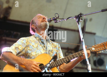 Pete Seeger auf der Bühne im New Yorker Central Park an der Dr. Pepper Music Festival im Juli 1978. Stockfoto